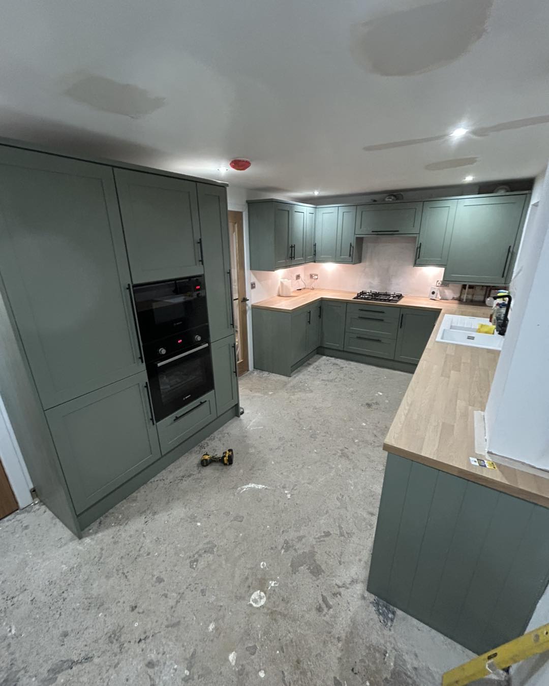WREN kitchen installation with integrated appliances