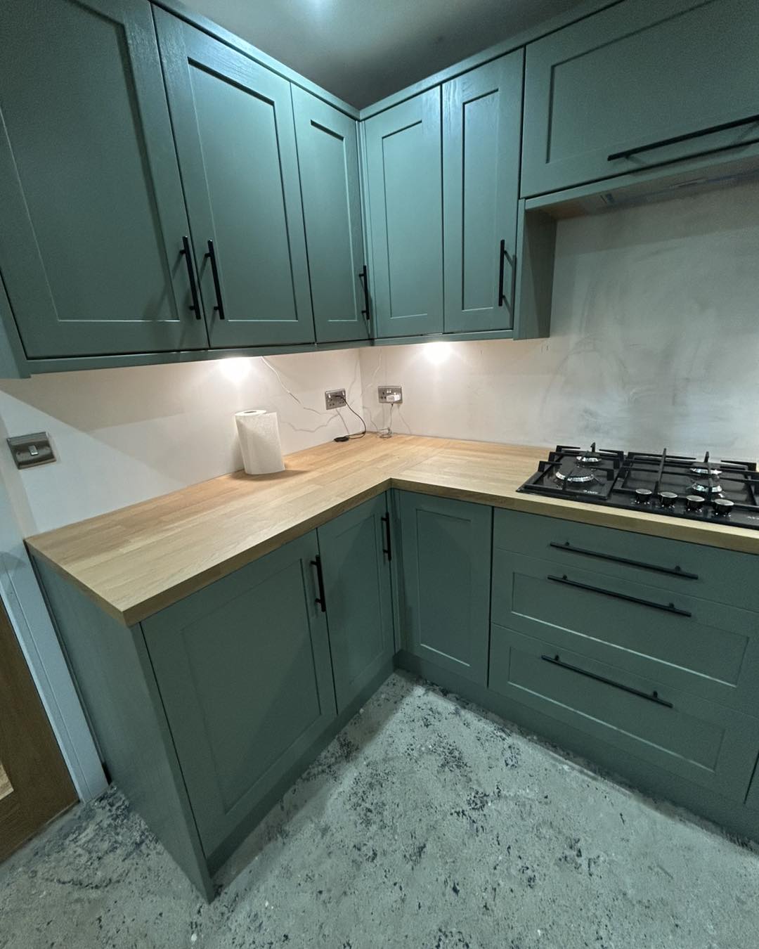 Fully fitted WREN kitchen with integrated appliances